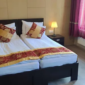Sun-house Pension&restaurant -parkingfree- Praag